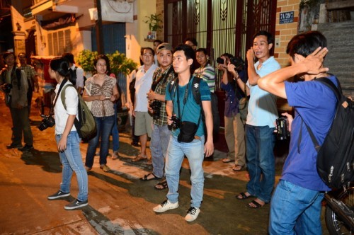 Người dân và phóng viên chờ tin bên ngoài nhà riêng ông Lý Xuân Hải - Ảnh: Thuận Thắng